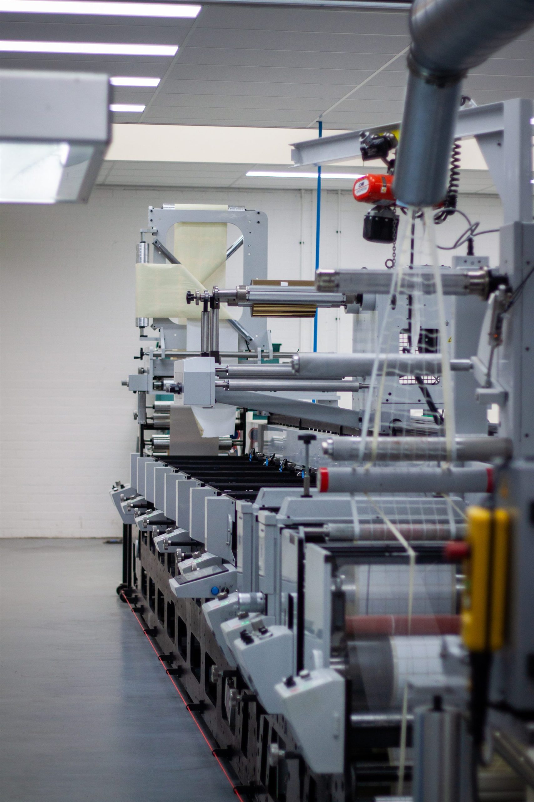 UV LED flexodrukmachine in de productieomgeving van GT Etiketten
